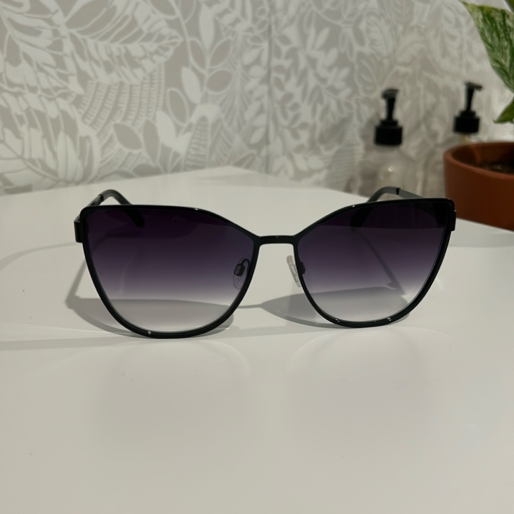 Quay Black Sunglasses || Never Been Worn